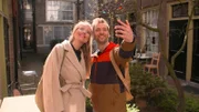 Daniel Aßmann zusammen mit Insiderin Theresa Huber in Hinterhöfen von Amsterdam.