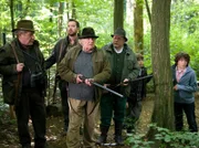 Der Förster und Bauern auf Wildschweinjagd. v.li.n.re.: K. Nachtweyh (Michael Hanemann), V. Grieshaber (Michael Sideris), Bischek (Gernot Hertel), Merz (Georg Blumreiter), Jonas (Fynn Henkel) und Cem (Eyüp Ertan)