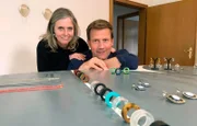 Jens Hübschen mit der Schmuckdesignerin Tanja Falkenhayner und ihren Lagenachat-Ringen in ihrem Showroom bei Emmert Design in Idar-Oberstein.