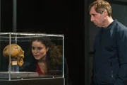 Tessa und Ekki schauen sich ein wertvolles Ausstellungsstück im Naturkundemuseum an.