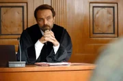 Der Staatsanwalt Rudi Illić (Aleksandar Jovanovic) glaubt nicht, dass die gegnerische Seite Erfolg haben wird.