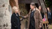 Hildegard (Christine Schorn) und Klaus (Jörg Gudzuhn) sehen sich wieder. Gaby (Catrin Striebeck, hinten) weiß nicht, was zwischen dem Gast und dem Verstorbenen vorgefallen ist.