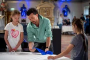 Andreas übt bereits die ersten Tricks mit Anna und Jule.