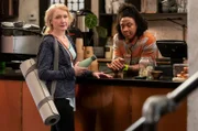 Ellen (Patricia Clarkson, li.) spricht mit Cafebesitzerin Jay (Esco Jouléy).