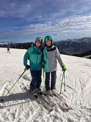 Der Launch steht kurz bevor. Mit einer befreundeten Skilehrerin testet Jasper seine Base Ski auf der Piste.