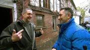 Trödelprofi Mauro Corradino (re.) möchte aus Holger (li.) einen Verkaufsprofi machen..