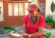 ARD/SWR DAS WAISENHAUS FÜR WILDE TIERE FOLGE 5, "Abenteuer Afrika", SWR Dokuserie mit 40 Folgen, deren Schauplatz die Tierrettungsstation "Harnas" am Rand der afrikanischen Kalahari-Wüste ist. Die Gründerin von Harnas, Marieta van der Merwe, hilft beim Umsiedeln der Krokodilbabys.