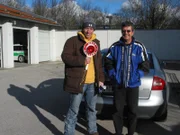 Willi (links) und der Autobahnpolizist Norbert. Willi beschäftigt sich heute mit den Menschen, die helfen, dass der Verkehr auf den Autobahnen ungehindert rollt.