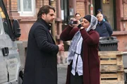 Mit Hilfe seiner Assistentin Aishe (Sara Fazilat) dokumentiert Dimi (Adam Bousdoukos) seine Aktivitäten fürs Netz.