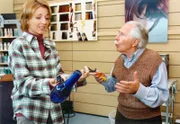 Pia (Hendrikje Fitz) ist unter Strom: sie will ihren Salon in der Sachsenklinik wieder eröffnen und keine Elektrizität weit und breit. Opa Friedrich (Fred Delmare) versucht seiner Tochter aus der Not heraus zu helfen, doch es wird nur schlimmer...