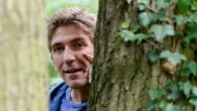 Fritz Fuchs (Guido Hammesfahr) sucht im Wald den gut getarnten Luchs.