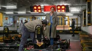 Kartbahn-Mechaniker Gustav Rabe (Markus Bernhard Börger, l.) war mit dem Opfer seit langem befreundet. Doch in letzter Zeit soll es zwischen den beiden zu Streit gekommen sein. Ging es dabei wirklich nur um falsch eingestellte Karts? Kommissarin Karoline Joost (Nike Fuhrmann, r.) hat Zweifel.