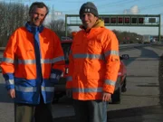 Willi Weitzel und Christian Mayr auf der Autobahn. Willi beschäftigt sich mit den Menschen, die helfen, dass der Verkehr auf den Autobahnen ungehindert rollt.