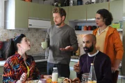 Die WG-Bewohner:innen eröffnen Lasse, dass er sich mehr einbringen muss, wenn er bleiben will. Von links: Tina (Anita Eichhorn), Lasse (Jörn Schlönvoigt), Naveen (Markus Subramaniam), Till (Marinus Hohmann).