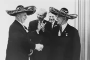 Nach außen zeigen sich Walter Ulbricht und Erich Honecker innig und locker wie zu den Olympischen Spielen von Mexiko 1968. Doch hinter den Kulissen intrigiert Honecker gegen Ulbricht.