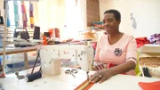 Für viele Frauen der Herero in Namibia ist das Nähen ihrer traditionellen Kleidung ein Broterwerb.