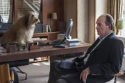 Trauer um Ehrenberg: Hund Teddy verteidigt den Schreibtisch seines Herrchens gegen Markus Gellert (Herbert Knaup, r.).