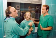 Das Ehepaar Lenski (Petra Hinze und Dieter Wien) wollen Dr. Achim Kreutzer (Johannes Steck, rechts) zeigen, weil er ihren geistig behinderten Sohn ohne ihre Zustimmung operiert hat. Sollte sich herausstellen, dass diese OP kein Notfall war, gilt Achim als vorbestraft.