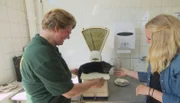 Im Tierpark Berlin wiegen Tierpflegerin Angelika Berkling und Lara Antonia Schmidt das Binturong.