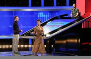 Moderator Alexander Bommes mit der Kandidatin Eva-Maria Erbring und Jaeger Sebastian Klussmann.
