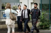 Carsten Heinrich (Stefko Hanushevsky, 2.v.r.) ist sich sicher, dass Tarik (Volkan Isbert, r.) die Kneipe überfallen hat und führt ihn ab. Arda (Yasemin Cetinkaya, 2.v.l.) rät Tariks Frau (Nora Quest, l.) zu einem guten Anwalt.