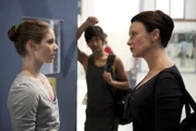 Tara und Christian haben sich inmitten einer Tanzstunde laut gestritten. Die strenge Lehrerin Miss Raine duldet solche Respektlosigkeiten nicht und weist Tara zurecht.