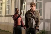 Anais Schmitz (Florence Kasumba) stellt Johannes Grischke (Steve Windolf).
