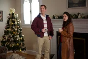 Reconstruction actor playing Theresa und Actor playing Patrick standing with coffee mugs next to the fireplace.
