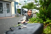 Lucie (Julia Wiedemann) beschafft sich mit Hilfe von Kilians Zugang zu Justus E-Mails.