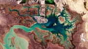Hafen an der Küste Irans. Die Farbspiele unsere Erde werden erst aus dem All in ihrer vollen Pracht sichtbar.