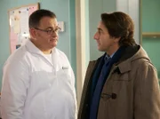 Robin Seiler wurde mit Nasenbluten in die Sachsenklinik eingeliefert. Dort scheint ein schon lange schwelender Konflikt zwischen ihm und seinem Vater Torsten Seiler (Dieter Landuris, rechts) aufzubrechen. Der verwitwete Torsten vermutet, dass das übertriebene Karatetraining Robins für sein ständiges Nasenbluten verantwortlich ist.