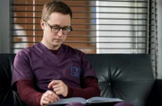 Olli (Arne Kertész) recherchiert den Fall seiner Patientin.