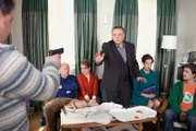 Theo Krakowski (Michael Trischan, l.) hat alle Hände voll zu tun, die Fülle der Geiseln in Schach zu halten: Urban Fuchs (Peter Bongartz 2.v.l.), Emily Gans (Mira Bartuschek 3.v.l.), Siegfried Wenz (Jockel Tschiersch, 3.v.r.), Sibylle Latzel (Caroline Ebner, 2.v.r.) und den Pizzakurier (Max Felder, r.).