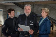 Ruhestand oder nicht? Helmut Husmann (Torsten Münchow, Mi.) macht eine Pro- und Contra-Liste, bei der Daniel Schirmer (Sven Fricke, l.) und Frau Küppers (Saskia Fischer, r.) ihm helfen.