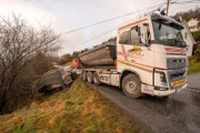 A truck transporting asphalt in the new territory has been unlucky. While driving, the truck's trailer fell into a ditch. Thord arrives at the accident and becomes frustrated when he realizes he should have brought a bigger rescue vehicle for the towing. He has to call Tor Steinar for help, and it takes hours before Tor Steinar arrives. But time is off the essence: the truck is carrying wet, fluid asphalt, and they risk the asphalt will set and ruin the trailer. (National Geographic/ITV Studios Norway AS)