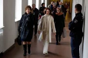 Für das Verfahren um ihr Enthüllungsbuch engagiert Sabine Leuken (Muriel Baumeister, li.) die besten: Leo Roth (Lavinia Wilson, Mitte) und Elena Caspari (Maryam Zaree, re.).