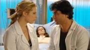Dr. Kaan (Kai Schumann) teilt Gretchen (Diana Amft, l.) mit, dass er nicht mehr an ein Erwachen von Anna (Hannah Schröder) glaubt.