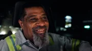 TW in seiner Nachtschicht beim Abschleppen von Autos