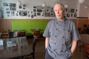 Oliver und sein Team machen Essen für Menschen mit wenig Geld und geben Mahlzeiten zum Beispiel in ihrer Suppenküche aus.