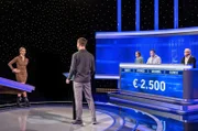 Moderator Alexander Bommes (M.) mit den Kandidat:innen: Johanna Waskewitz (l.), Judith Helfer (3.v.r.), Patrick Grabowski (2.v.r.) und Ulrich Jäger (r.).