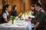 Was führt Morland (John Noble, r.) mit seiner Dinnereinladung für Joan (Lucy Liu, l.) im Schilde? Und warum will er Sherlock nicht dabei haben?