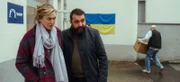 Karla (Franziska Machens) und Eren (Sahin Eryilmaz) besprechen sich vor der Flüchtlingsunterkunft.