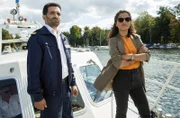 An Bord der Silbermöwe fahren Fahri Celik (Hassan Akkouch, l.) und Jasmin Sayed (Sesede Terziyan, r.) zu einer Befragung.