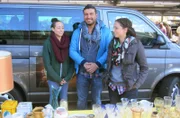 Trödelexperte Sükrü Pehlivan mit Alexandra (li.) und Jennifer auf dem FlohmarktTrĂ¶delexperte SĂĽkrĂĽ Pehlivan mit Alexandra (li.) und Jennifer auf dem Flohmarkt