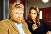Sandra (Rebecca Immanuel, r.) beweist einmal mehr ihr großes Herz: Sie hat den Penner Gustav (Jörg Schüttauf, l.) als Mandanten übernommen. Er hat bei einem Preisausschreiben eine Kreuzfahrt gewonnen, doch die Veranstalter wollen ihn auf keinen Fall an Bord haben ...