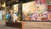 Daniel Aßmann zusammen mit Insiderin Theresa Huber im Straat Street Art Museum in Amsterdam.