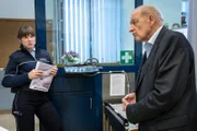 Wilsberg (Leonard Lansink) verwickelt die Justizbeamtin Ramona Uhl (Lisa Richter) in ein Gespräch, um zu erfahren, was sie am Tag des Mordes vor dem Gerichtsgebäude gesehen hat.