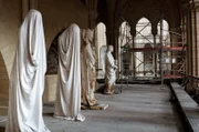 Nach dem Brand warten diese Statuen auf ihre Evakuierung.