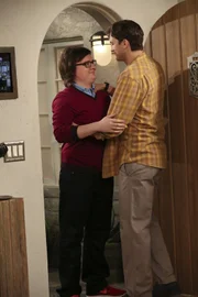 Ein Freund, ein guter Freund: Auch wenn Barry (Clark Duke, l.) manchmal nervig und sonderbar ist, in der schweren Stunde steht er Walden (Ashton Kutcher, r.) bei ...