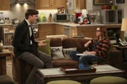 Walden (Ashton Kutcher, l.) hat seine Freundin Nicole in einem Restaurant mit einem anderen Mann gesehen und ist am Boden zerstört. Er sucht Trost bei Jenny (Amber Tamblyn, r.) ...
